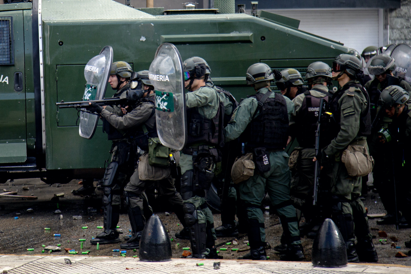 Imagen de Milei estafador y represor, fuerte con los más débiles